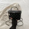 Zwarte gewatteerde vanity case met zilveren studs, rooshanger en ketting - Zwart