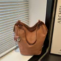Borsa a secchiello in camoscio marrone con ciondolo tondo e doppi manici piatti - Marrone