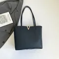 Sac fourre-tout noir classique en cuir grainé avec logo métallique V doré élégant - Bleu foncé