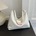 Bolso tote blanco brillante con bordado de mariposa rosa y cadena lateral tejida - Blanco