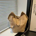 Borsa a secchiello minimalista in camoscio cammello con finiture in pelle e astuccio - Cachi