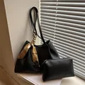 Set borsa tote nera due pezzi con pochette e foulard in seta, design in finta pelle - Nero