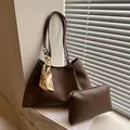 Set borsa tote e pochette marrone scuro in ecopelle con foulard di seta decorativo - Marrone Scuro
