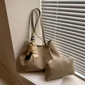 Set borsa tote kaki due pezzi con foulard di seta e texture opaca di alta qualità - Cachi