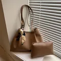 Borsa tote marrone in ecopelle con foulard di seta e pochette abbinata - Cuoio