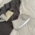 Bolso sobaco metalizado plateado minimalista con hebilla decorativa para mujer - Plateado