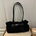 Sac fourre-tout élégant en daim noir avec lanière en cuir et boucle argentée pour femme - Style de base / Noir