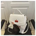 Sac à main blanc en cuir avec boucle cerise et rabat ondulé pour femmes - Blanc