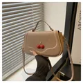 Sac à bandoulière marron clair chic avec détail cerise et bandoulière amovible - Kaki