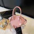 Bolso de mano rosa minimalista con forma de concha y colgante de nudo a juego - Rosa