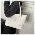 Sac fourre-tout blanc matelassé avec broderie de nœuds colorés et logo en métal chic - Blanc