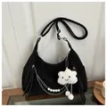 Sac hobo demi-lune noir avec chaînes argentées, perles et un accessoire nuage doux - Avec Pendentif / Noir