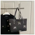 Sac fourre-tout noir avec broderies papillon colorées et tissu matelassé doux - Noir