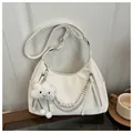 Sac bandoulière demi-lune blanc avec chaîne en perles et charme nuage en peluche - Avec Pendentif / Blanc