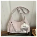 Sac bandoulière rose minimaliste en demi-lune avec chaîne argentée et charm nuage - Avec Pendentif / Rose