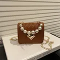 Bolso marrón de textura trenzada con asa de perlas blancas y cierre de corazón - Marrón