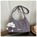 Lilafarbene Schultertasche aus Leder mit Perlenkette und flauschigem Wolken-Anhänger - Mit Anhänger / Lila