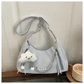 Hellblaue minimalistische Halbmand-Tasche mit Metallkette und Wolken-Anhänger - Mit Anhänger / Blau