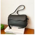 Minimalistische schwarze Schultertasche mit Wellenklappe und edler goldener Schließe - Schwarz