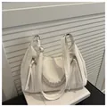 Weiße Vintage Hobo Bag mit Perlenkette Dekoration und langen Quasten-Reißverschlüssen - Ohne Anhänger / Weiß
