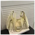 Hellgelbe Leder-Schultertasche mit Perlenkette und langen Reißverschluss-Quasten - Ohne Anhänger / Gelb