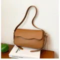 Schicke braune Leder-Schultertasche mit gewelltem Klappendesign und Goldbeschlag - Braun