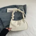 Sac sous le bras blanc crème avec poignée froncée et nœud argenté élégant - Blanc