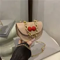 Mini halbrunde beige Umhängetasche mit rotem Kirsch-Strass-Dekor und Goldkette - Khaki