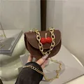 Mini-Umhängetasche in Kaffeebraun mit Strass-Kirsche und goldener Kette - Braun