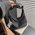 Borsa a mezzaluna nera in nylon con ciondolo a scacchi in peluche e tracolla regolabile - Con Ciondolo / Nero