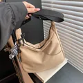 Borsa tote a mezzaluna in nylon kaki con ciondolo a coniglio a scacchi e tracolla larga - Con Ciondolo / Cachi