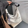 Borsa hobo in nylon bianco con ampia tracolla nera e ciondolo a scacchi elegante - Con Ciondolo / Bianco