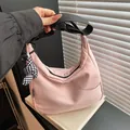 Borsa hobo in nylon rosa con tracolla regolabile e ciondolo con motivo a scacchi - Con Ciondolo / Rosa