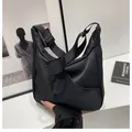Grand sac hobo noir en nylon lisse avec bandoulière réglable et détail d'étiquette mode - Sans Pendentif / Noir