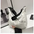 Sac hobo blanc minimaliste avec large bandoulière noire et étiquette mode latérale - Sans Pendentif / Blanc