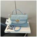 Sac bandoulière bleu clair minimaliste avec texture plissée et pompon blanc décoratif - Bleu (Avec Pendentif)