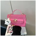 Sac bandoulière rose en cuir PU avec rabat plissé, détails dorés et pompon en fourrure - Rose (Avec Pendentif)
