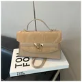 Sac bandoulière beige chic avec rabat motif marbre et fermoir triangle doré - Kaki