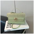 Sac à bandoulière vert clair à rabat avec texture marbre et fermoir en métal doré - Vert
