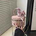 Mini bolso vanity rosa acolchado con bola dorada y detalle de pañuelo de seda en asa - Rosa