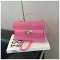 Sac bandoulière rose vif avec texture plissée et détail de boucle à clous dorés - Rose