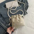 Gebreide beige bucket bag met madeliefjesborduurwerk en een katoenen trekkoord - Khaki