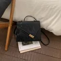 Sac bandoulière noir texturé chic avec fermoir doré et poignée supérieure robuste - Noir sans Pendentif