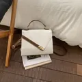 Petit sac crème texturé avec bordure en cuir marron et boucle en métal doré chic - Blanc Crème (Sans Pendentif)