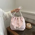 Roze geplooide emmerzak met trekkoord en zilveren strik voor een herfstachtige look - Roze