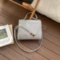 Sac bandoulière gris clair avec texture à rayures et fermoir rotatif doré élégant - Argent Sans Pendentif