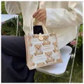 Dettaglio della borsa in lino con stampa orsetto e chiusura con bottone in legno - Bianco Sporco