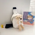Primer plano de bolso bandolera de lona blanca con oso de peluche y correa ajustable - Blanco