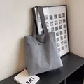 Minimalistische grijze corduroy draagtas met twee buitenzakken en stevige schouderriemen - Grijs