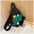 Detail der schwarzen Kinder-Brusttasche mit grünem Dino-Muster und verstellbarem Gurt - Schwarz